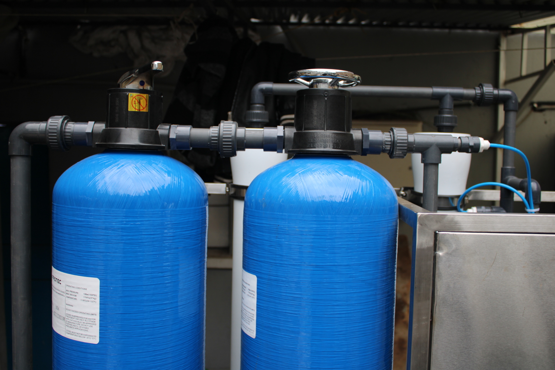 Multimedia filter with FRP vessel